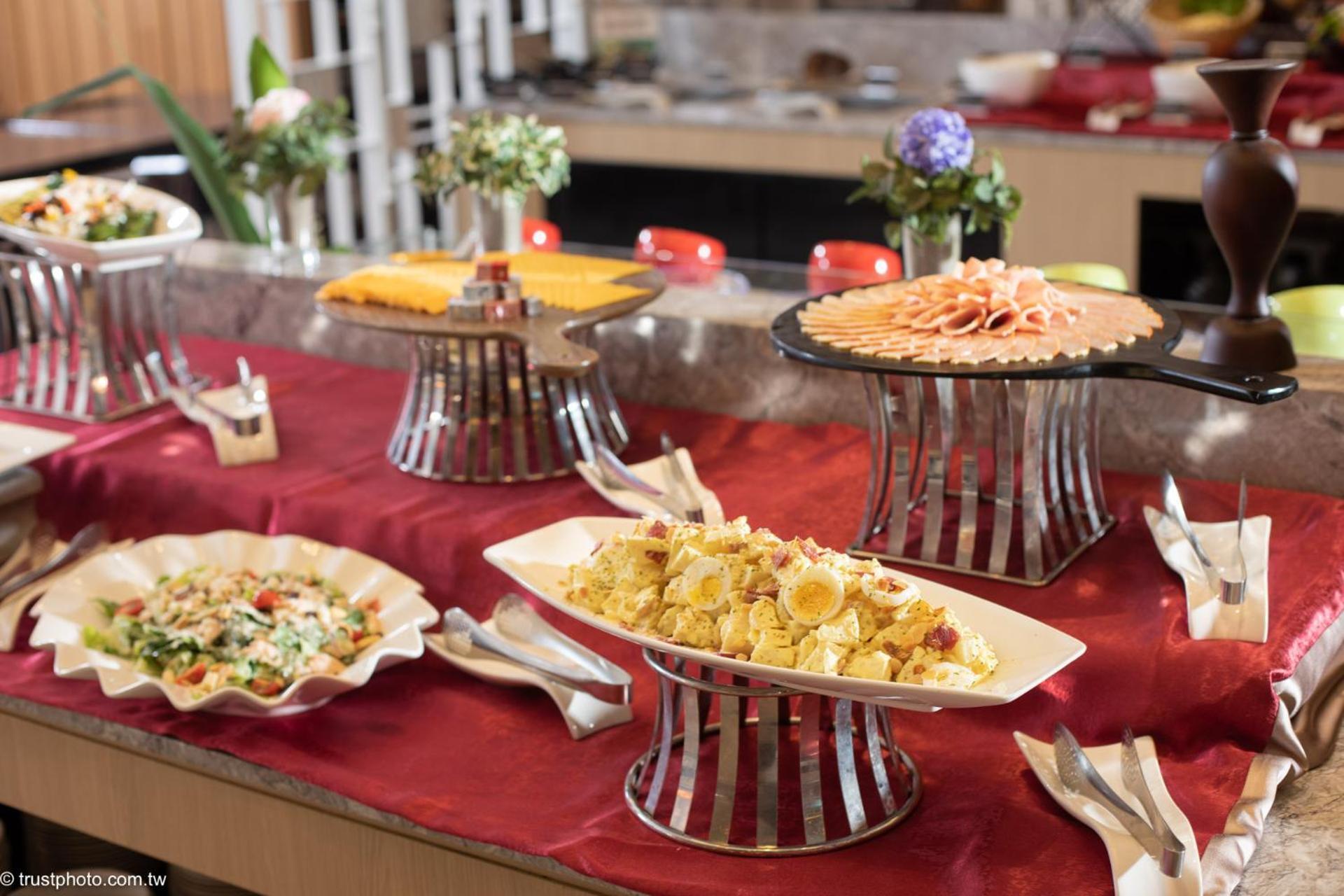 垦丁怡湾渡假酒店 Heng-ch'un 外观 照片 A buffet at a hotel